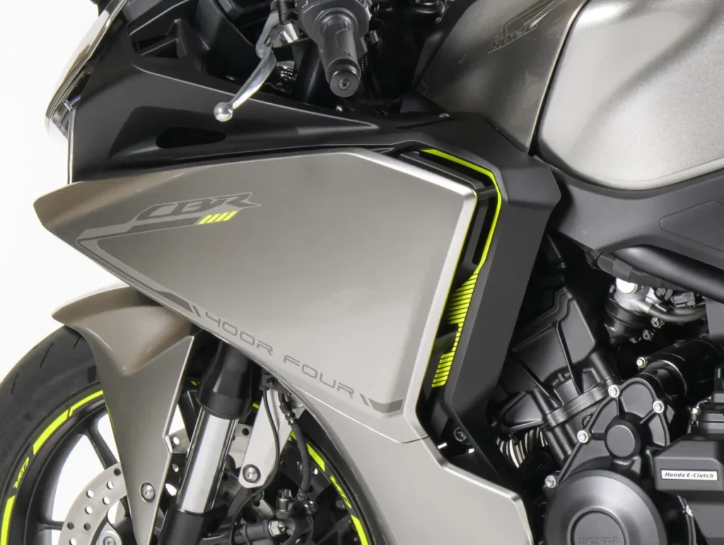 外觀看似平整,但內部設有導流空氣的進氣口與排氣口(風道),據說能用來調節行駛中的風阻與氣流。