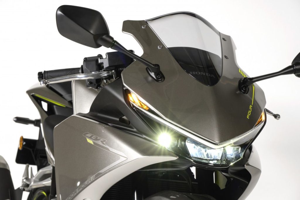 沖壓式進氣口位於頭燈下方左右兩側。反斜式頭燈採用三燈式設計，中間為近光燈，左右兩側為遠光燈，燈罩和方向燈整合在一個寬大的設計中