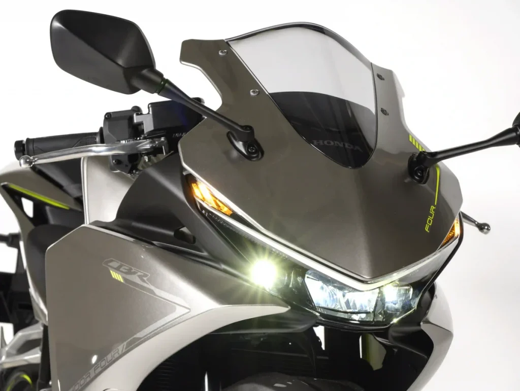 CBR 的車頭整流罩。在逆斜面設計(鯊魚頭)的燈組中,整合了頭燈與日行燈以及方向燈組成的三眼式燈具。