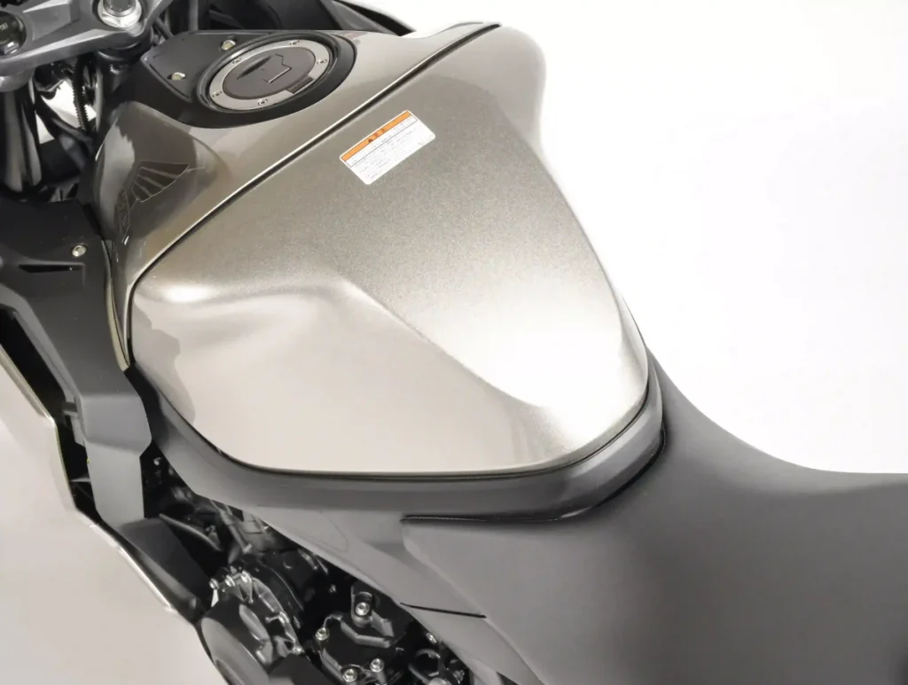 CBR400R FOUR 油箱後緣與坐墊前端更收窄。