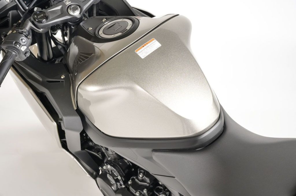 油箱尾部採用尖銳的錐形設計，從而提供了高度靈活的騎行姿勢。