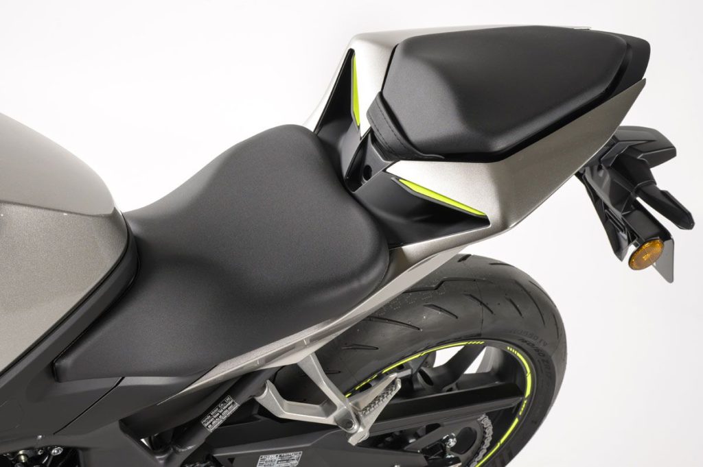 座椅前端呈錐形，這種形狀似乎能讓腳部放置得更舒適。