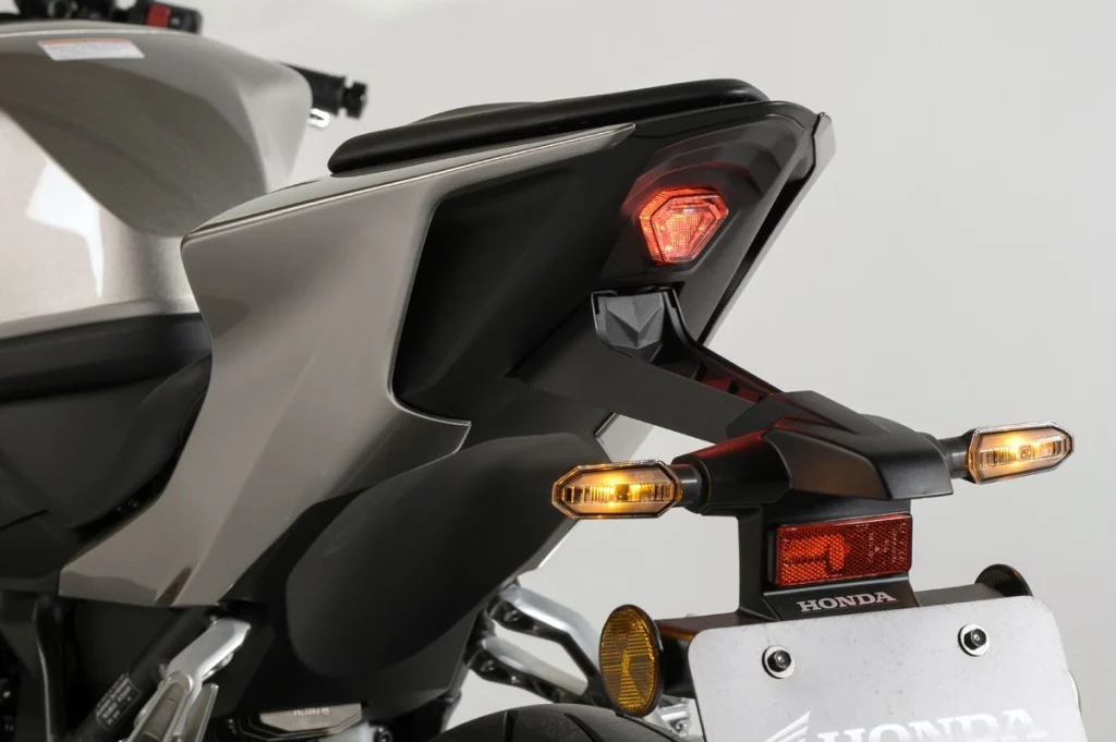 極度緊湊的尾燈。將逆三角形的 LED 燈組與造型簡約的尾殼完美結合。