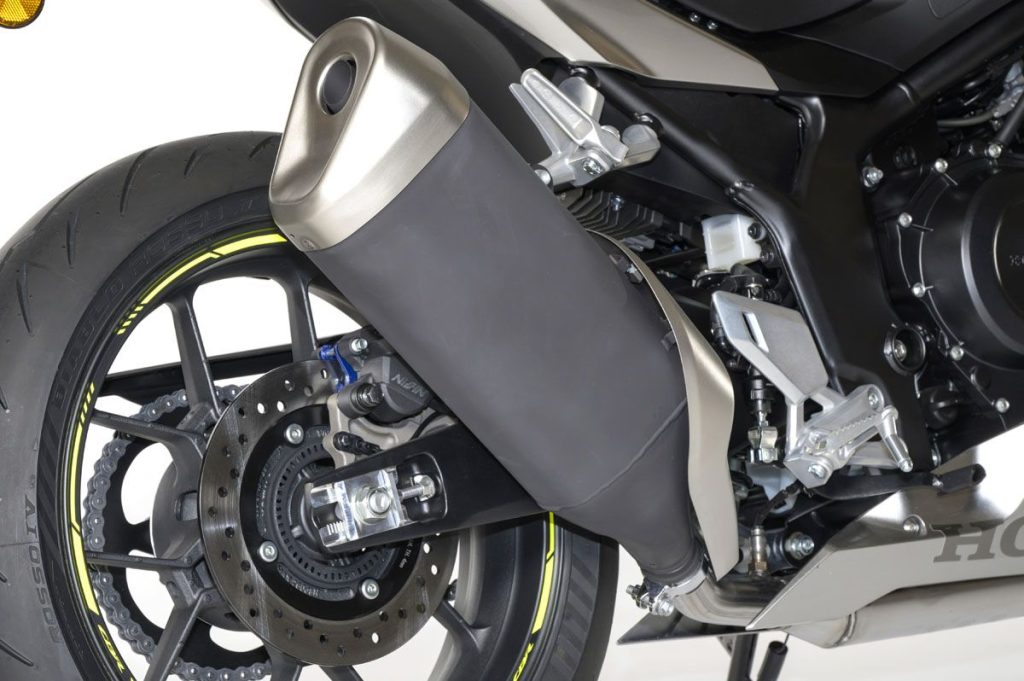 CB400SF 概念車的消音器是光滑的圓柱形，而 CBR 的消音器則是獨特的黑色造型，更符合跑車的定位