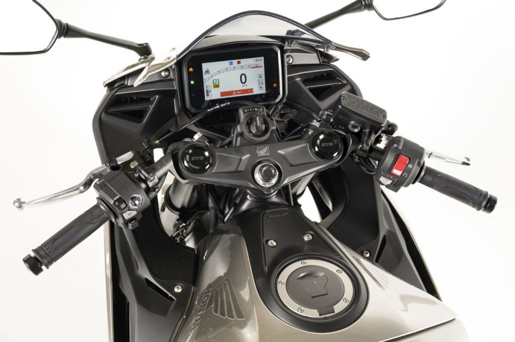 與採用橫把的CB400SF概念車不同，這款車型配備了安裝在上三角台下方的分離式車把。不過，騎乘姿勢並不算過於激進。