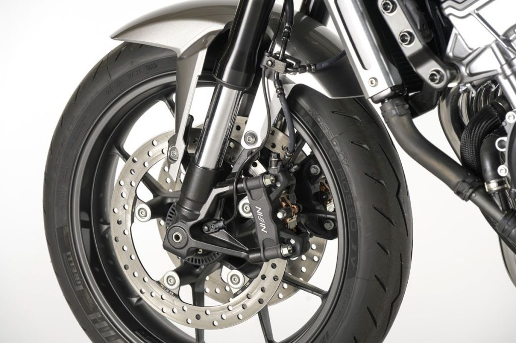 前悬吊系统采用 KYB 倒立式前叉，搭配 Nissin 辐射对四卡钳。轮胎规格则为前 120/70ZR17、后 160/60ZR17。