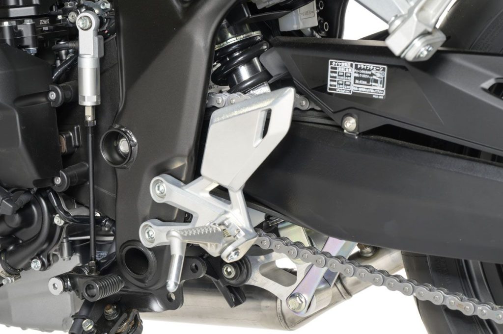 后悬吊采用铝合金后摇臂搭配多连杆单枪后避震。部分零件如后避震器与传动链条，似乎采用了中国品牌组件。