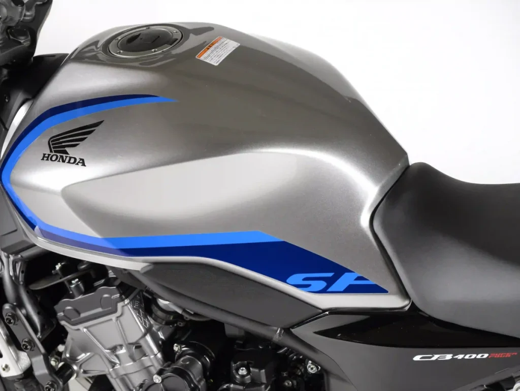 CB400SF 概念車採用了類似過往經典款的側蓋設計,視覺上比 CBR 稍微更有份量感一些。