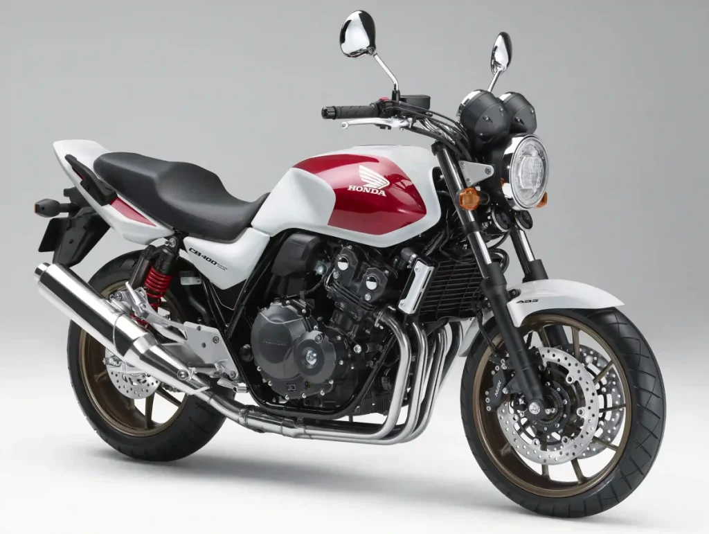 舊款 CB400SF 上經典的「白×紅」配色。這是日本騎士最熟悉的塗裝,新款的設計也會讓人聯想到這份經典。照片為 2018 年式。