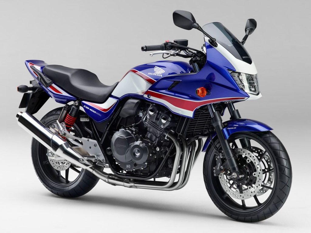 配備半整流罩和儲物箱的CB400 Super Bol d'Or深受旅行摩托車愛好者的喜愛。在國內市場，CBR400R FOUR被認為是它的精神繼承者。