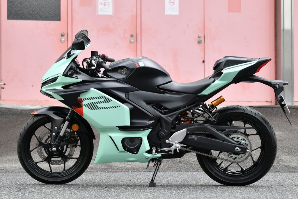 近年 YZF-R25 / R3 的配色策略大胆且令人印象深刻。这个颜色是否也让你想起迈阿密的蓝天与海洋?!