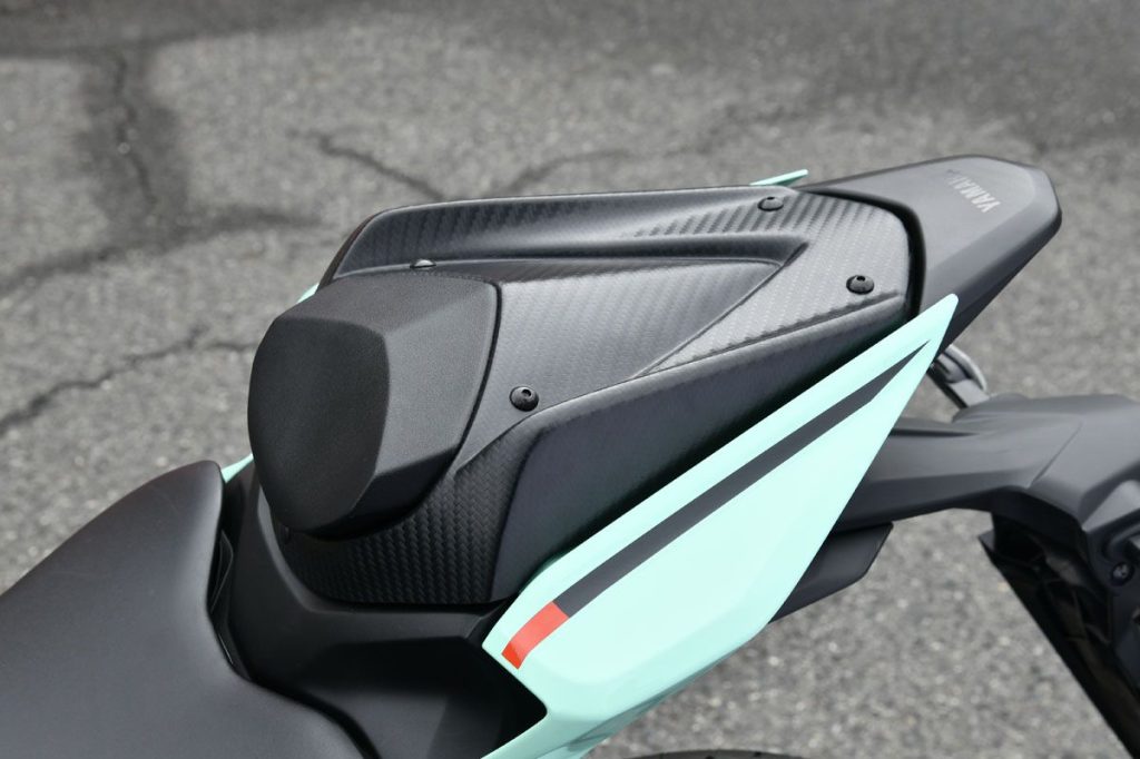 同样具备碳纤维纹路的YZF-R3 单座盖(20,350 日圆)已正式发售。