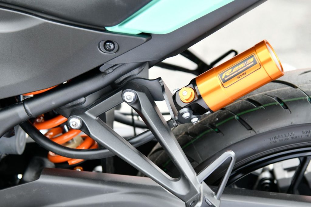 现正发售中的 KYB Special 后避震(77,000 日圆),以亲民价格提供伸、压侧阻尼及预载可调功能。