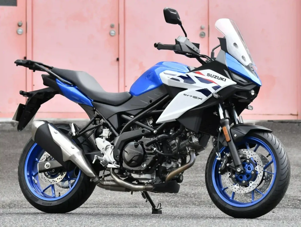 SV-7GX（参考出品车）。延续 SV650 受好评的 645c.c. V2 引擎与钢管桁架车架（Trellis Frame）。欧美预计 2026 年起陆续上市，照片为“白 / 蓝”配色方案，在海外被称为“珍珠亮白/金属海神蓝”。