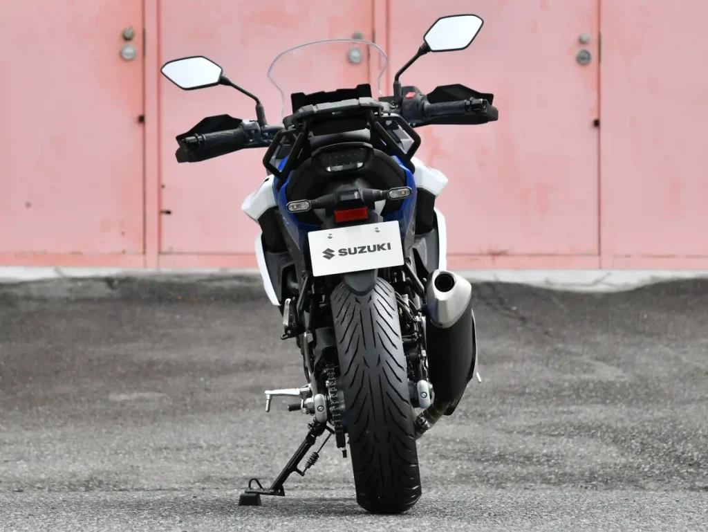 车尾线条简洁，标配后货架，对于旅跑车来说相当实用。