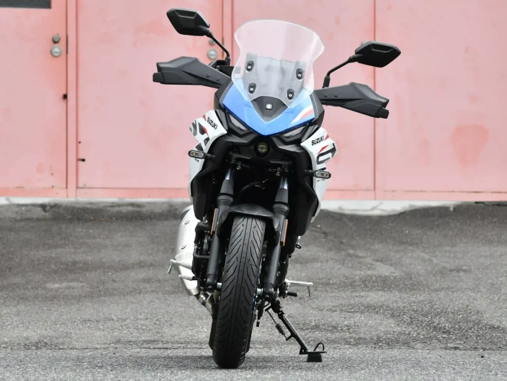 配备半整流罩（Half Cowl）、风镜与护弓，大幅提升防风效能。鱼眼 LED 头灯与定位灯则与 GSX-S1000GX 同级。