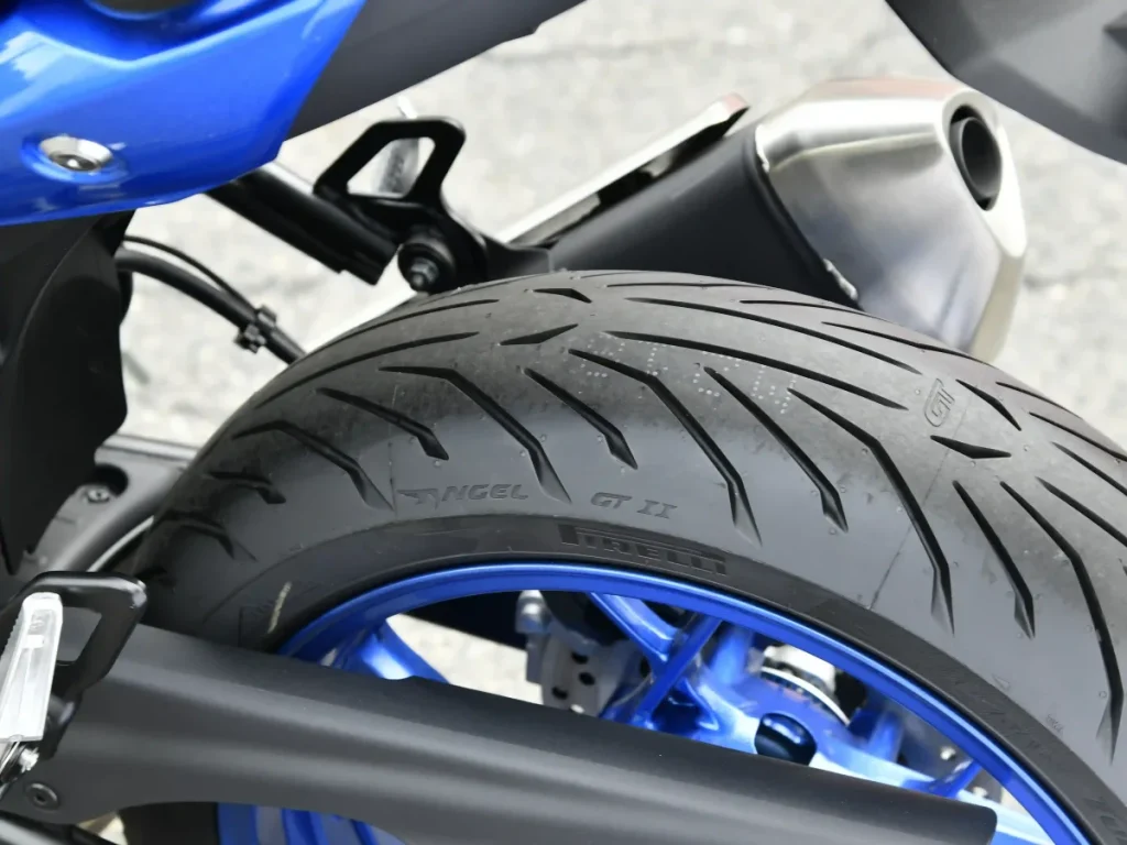 新设计的 10 幅铸造铝合金轮框，原厂配胎选用运动旅行胎 Pirelli Angel GT II，这在近年 Suzuki 原厂配胎中相对少见。
