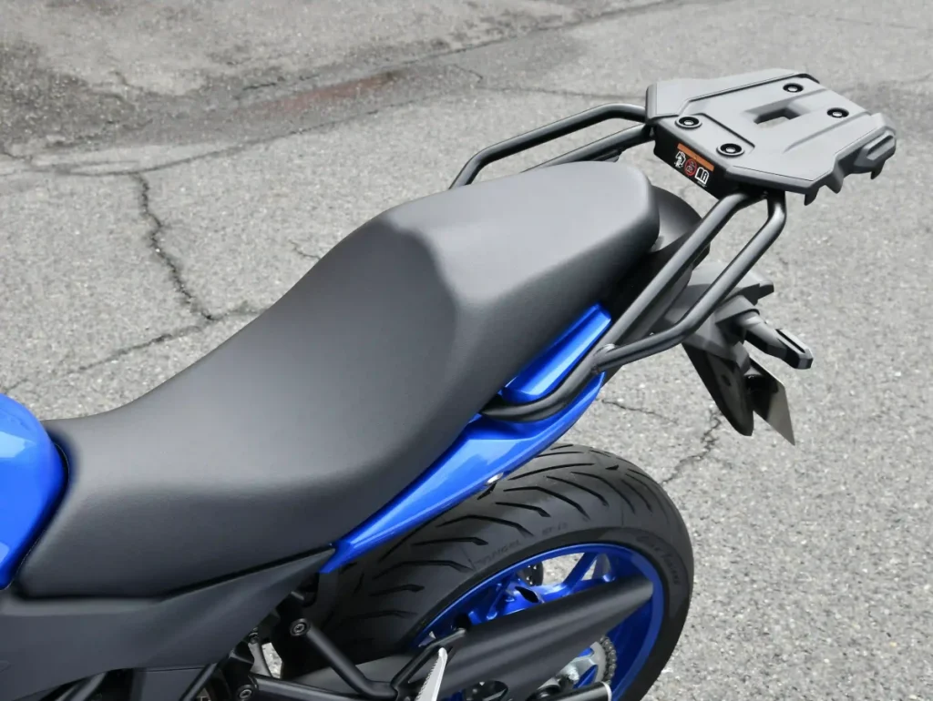 高强度后货架为标配，侧边支架也可兼作后座乘客抓握点。