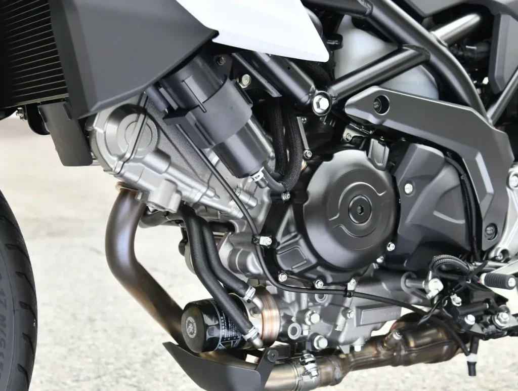 26 年来持续进化的 645cc 90 度 V 型双缸引擎，此次导入 电子油门，以对应最新环保法规。缸径与行程维持 81.0mmx 62.6mm，依据英国规格，最大马力为 73.4PS，扭力为 6.5kg-m。