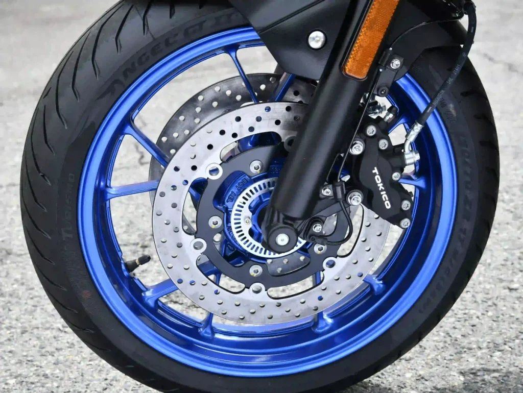 41mm 正立式前叉搭配 290mm 双碟与四活塞卡钳。作动行程为 125mm，追求平稳的过弯体感。