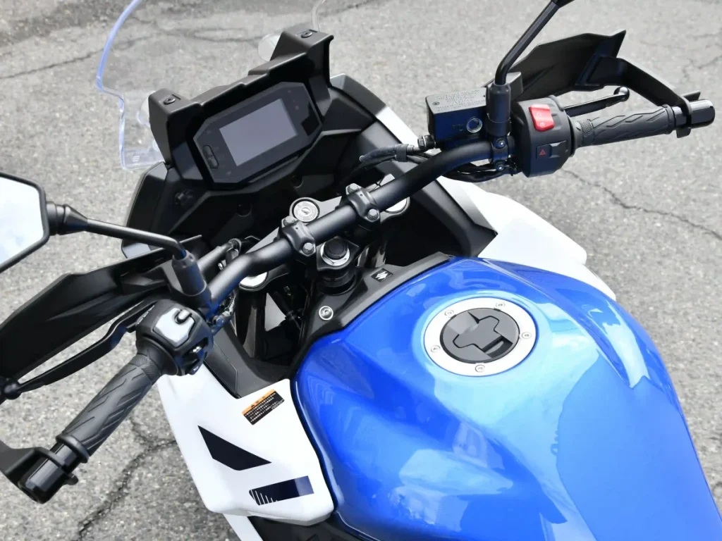 导入符合人体工学的 740mm 宽版铝合金变径把手。