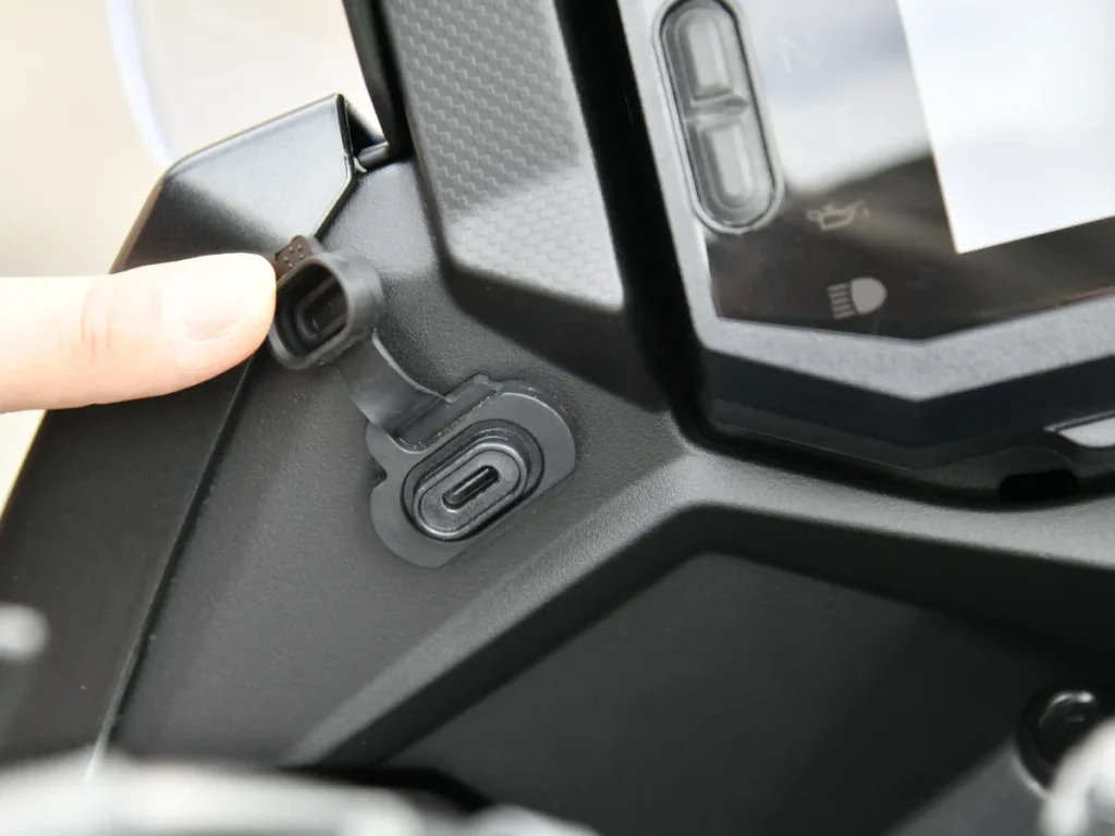 仪表左侧新增位置便利的 USB Type-C 充电口。