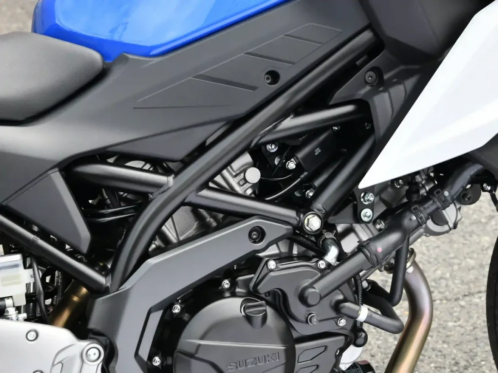 以 SV650 为基础的钢管桁架车架，兼顾刚性与韧性，实现低重心与纤细车身，强化灵敏操控。