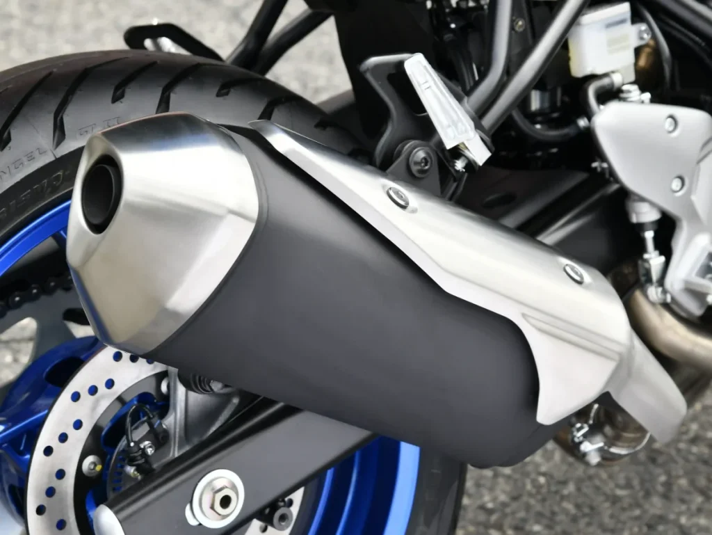 重新设计的排气管头段与防烫盖，使其符合 Euro 5+ 排放标准。