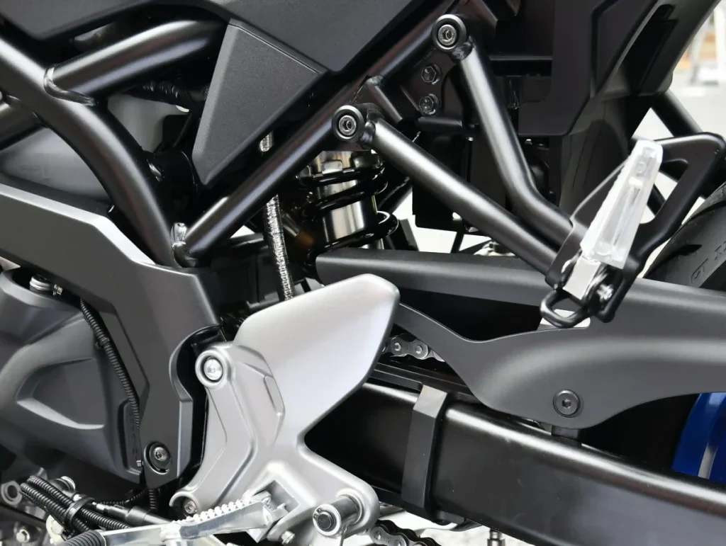 后避震采用 多连杆结构，具备 7 段预载可调，针对多种路况重新设定，行程 129mm 以平衡舒适度与稳定性。