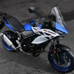 【独家解析】Suzuki SV-7GX 日本首度亮相！稀有 V2 中量级跨界车细节、骑姿与脚着地性一次看【2026 大阪摩托车展】