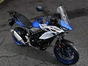 【独家解析】Suzuki SV-7GX 日本首度亮相！稀有 V2 中量级跨界车细节、骑姿与脚着地性一次看【2026 大阪摩托车展】