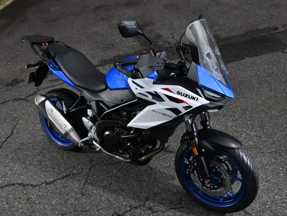 【獨家解析】Suzuki SV-7GX 日本首度亮相！稀有 V2 中量級跨界車細節、騎姿與腳著地性一次看【2026 大阪摩托車展】