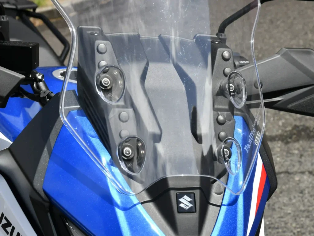 采用带有 GSX-S1000GX 气息的半整流罩与风镜，风镜可三段调整。