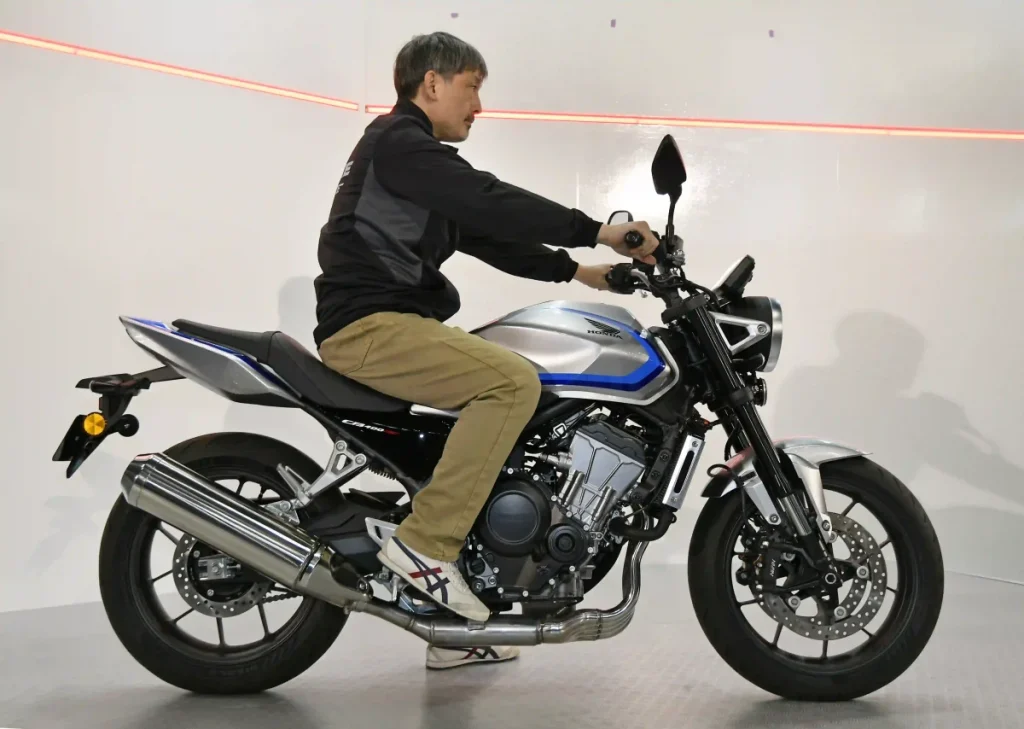 這是CB400SF 概念車的騎姿。相對於把手較高且寬的 CB400SF,CBR 的把手位置稍微更低且更遠一些。