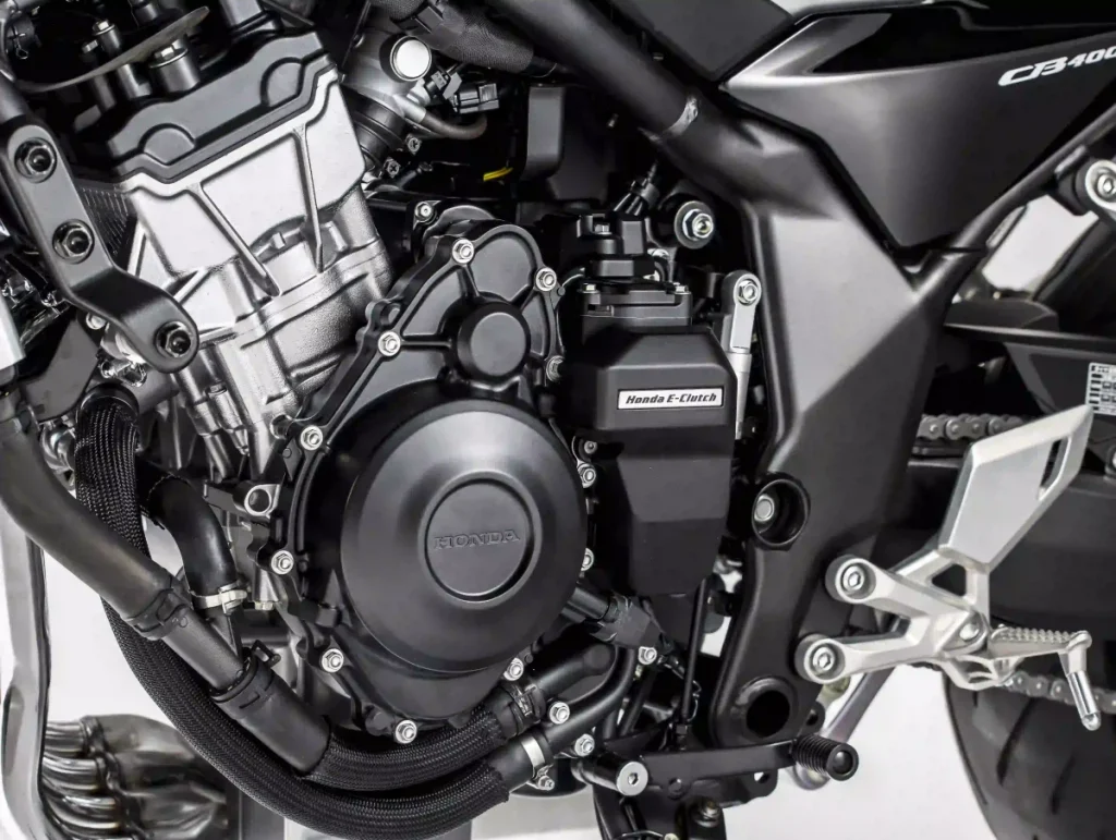 CB400SF 概念車的引擎是以搭載 E-Clutch 為前提進行設計的。雖然 E-Clutch 的基本系統與現有車款相同,但其向外突出的幅度被巧妙地控制在與發電機外蓋(電磁外蓋)相當的範圍內。