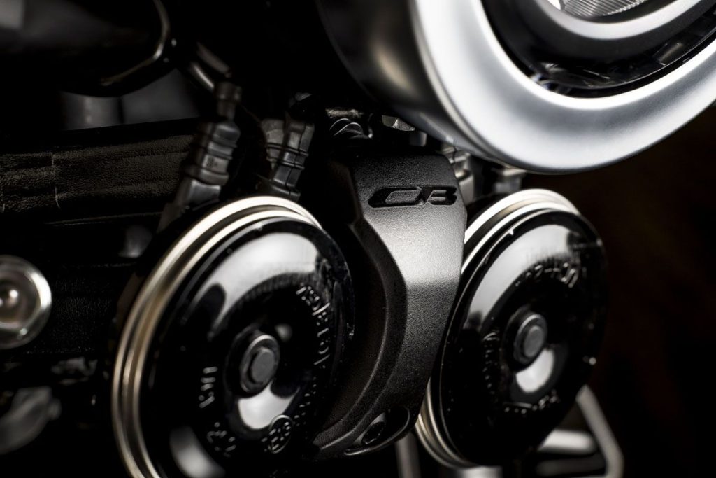 作为 CB 家族精神象征的“双喇叭”设计。中央装饰盖上还精致地刻有“CB”字样。