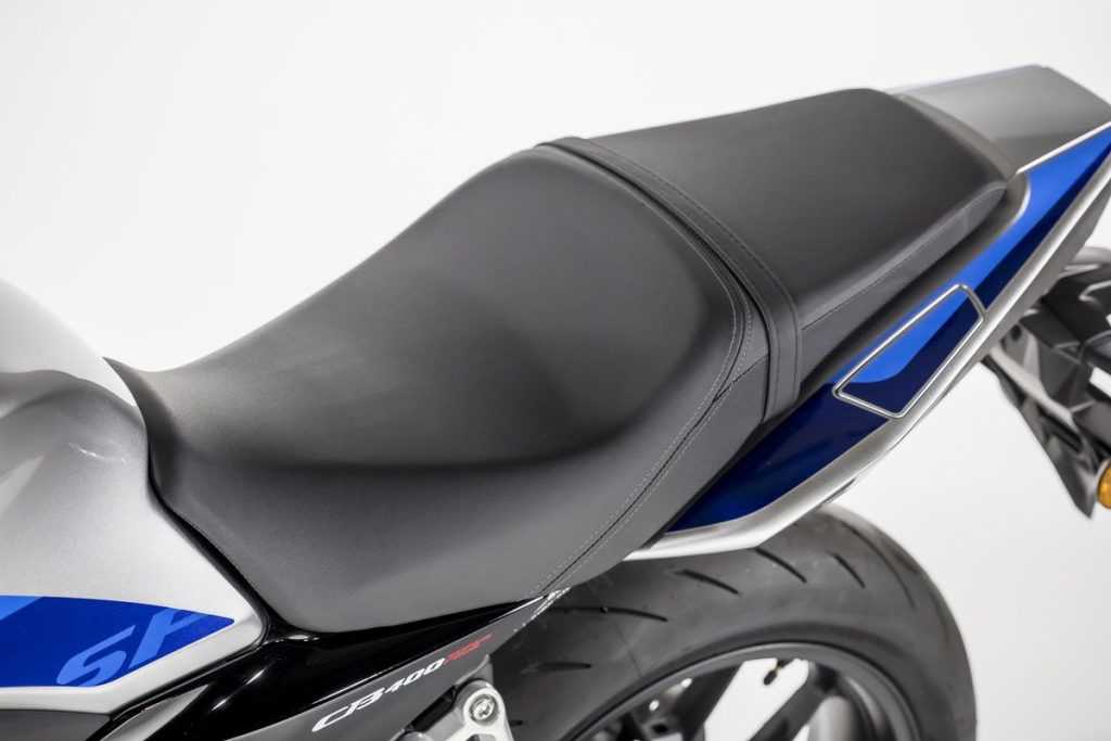 座垫不论是前后座都有充足的面积，双载舒适度与载物便利性看起来相当优异。车尾两侧的方形盖拆卸后，内部预留了可安装后扶手的锁点孔位。