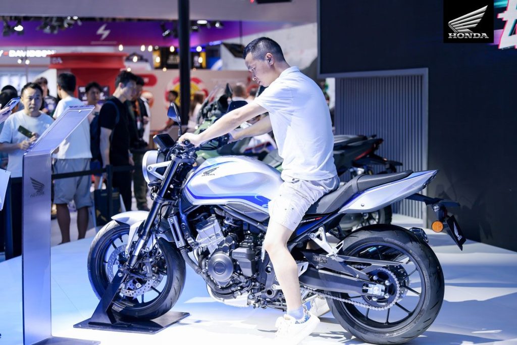 CB500SF 雙腳著地性腳跟浮起程度參考