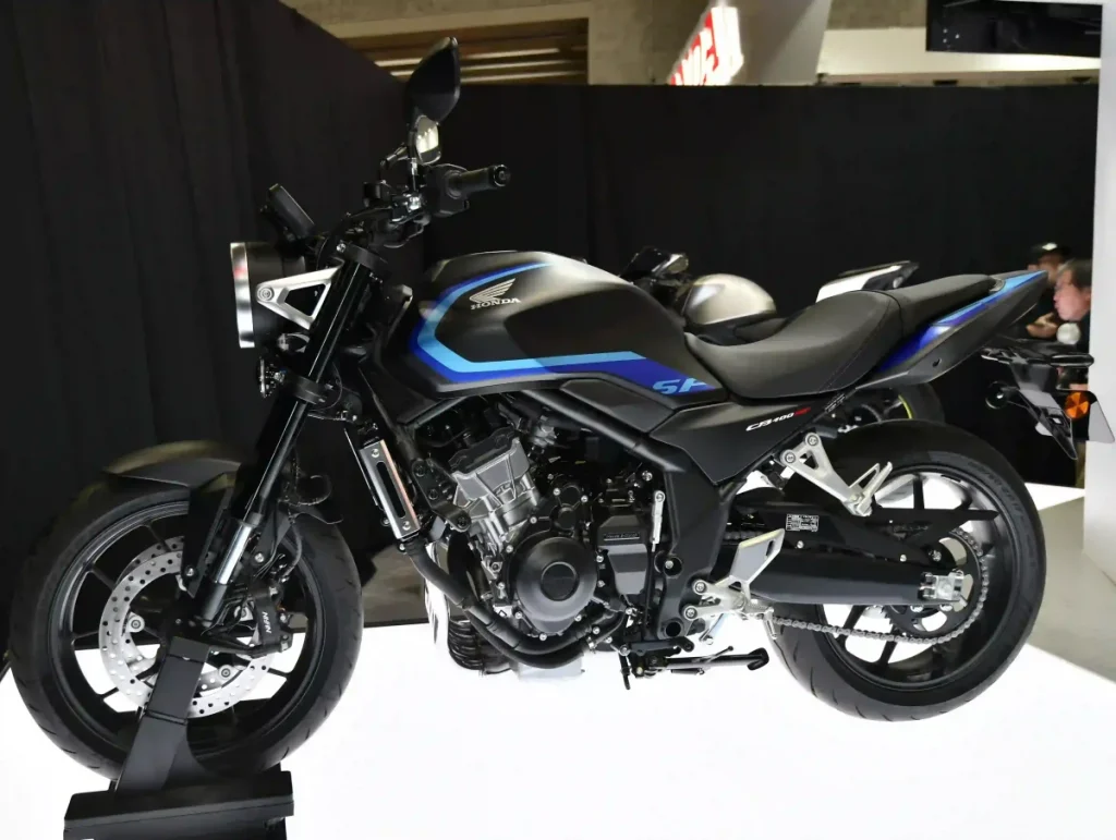 消光黑版本則搭配了亮眼的藍色條紋。