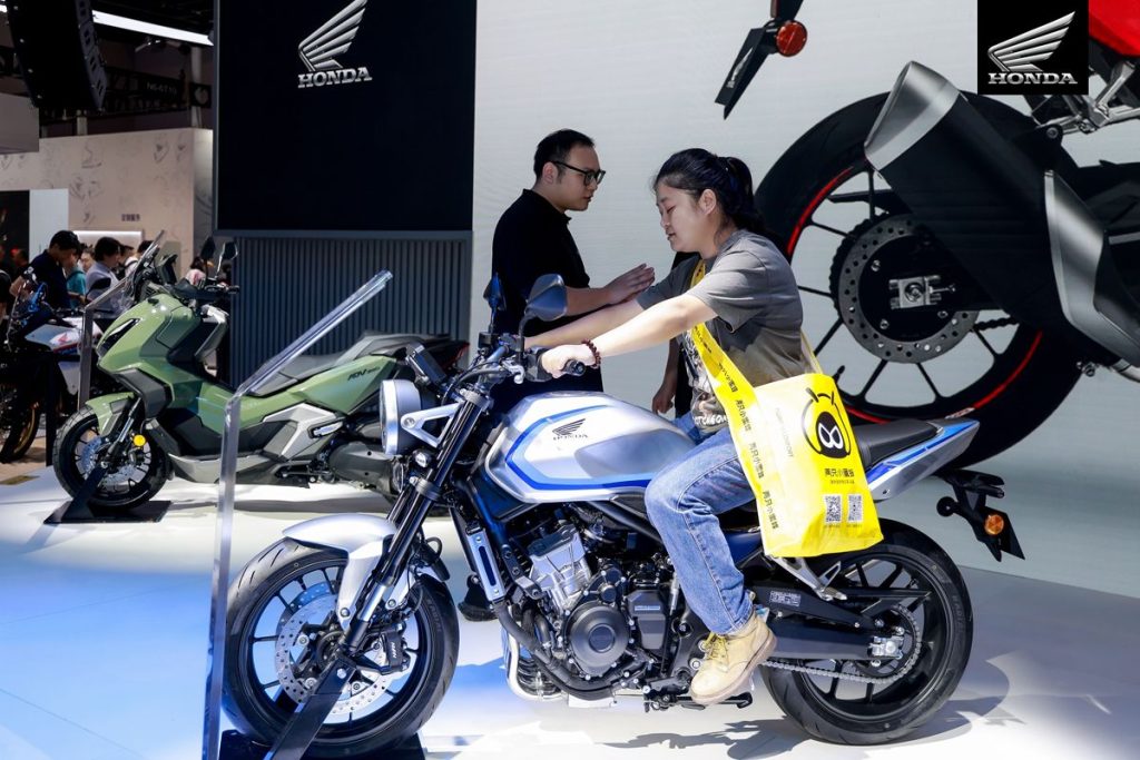 CB500SF 手把位置與騎士上半身前傾角度