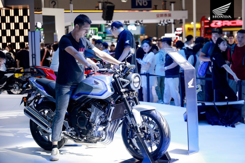 Honda CB500SF 騎士坐姿側面實拍照