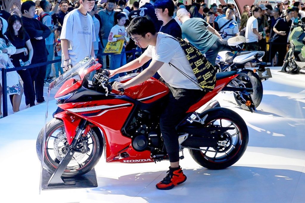 CBR500R FOUR 雙腳著地性-不同體型騎士腳跟浮起程度