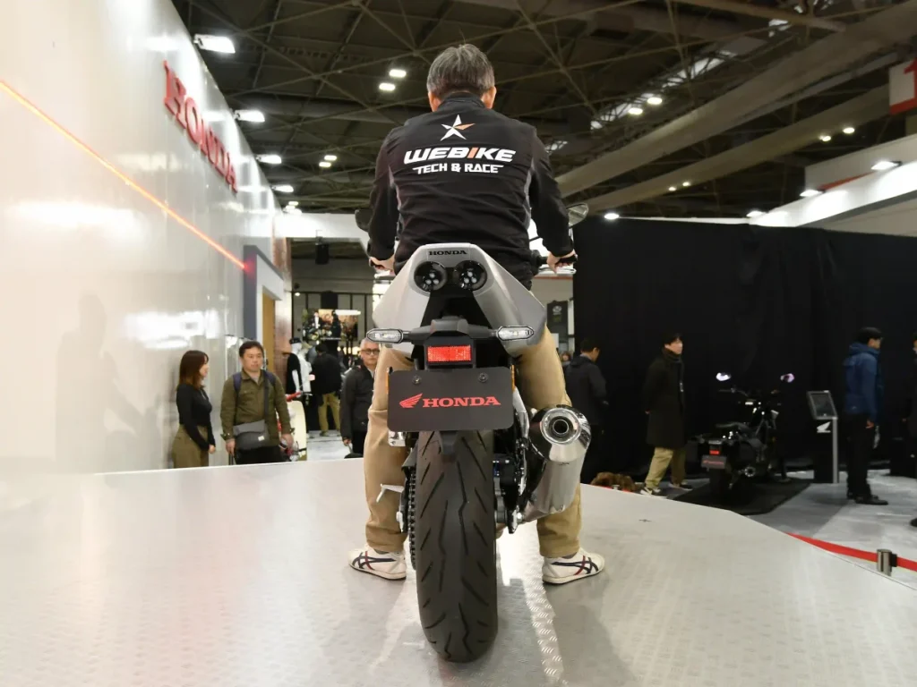 身高 170cm、體重 70kg 的騎士,雙腳腳跟可以穩穩地踩在地上。這種優異的著地性給人的印象,並非單純來自於較低的座高,而是因為大腿內側接觸部位的車身極度纖細所致。腳踏等部件也不會妨礙雙腳放下。