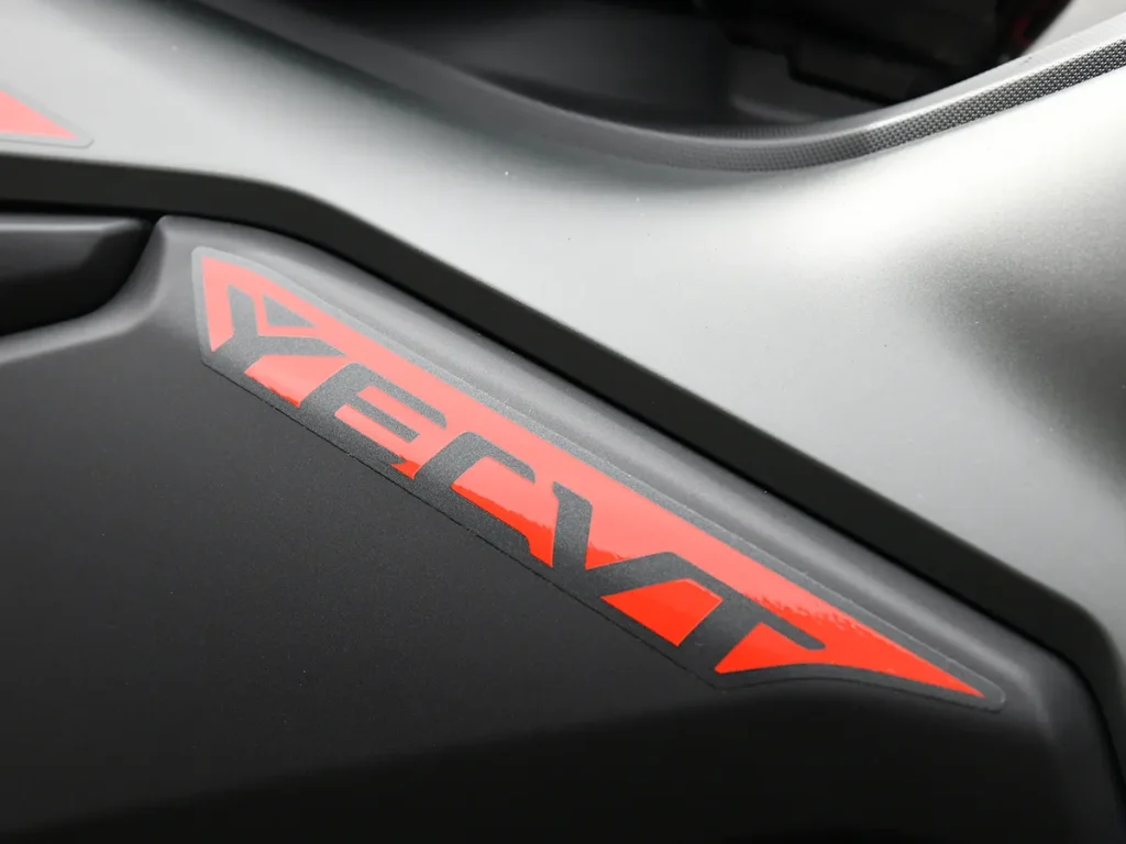 車身上印有醒目的「YECVT」Logo。在東南亞市場,YECVT,這項配備為 Turbo 車型專屬。