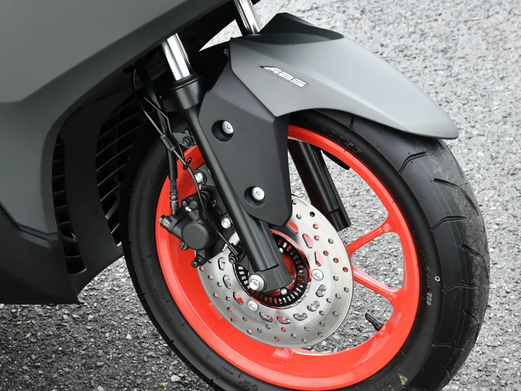 前叉採用 30mm 正立式前叉,前後煞車皆為碟煞。