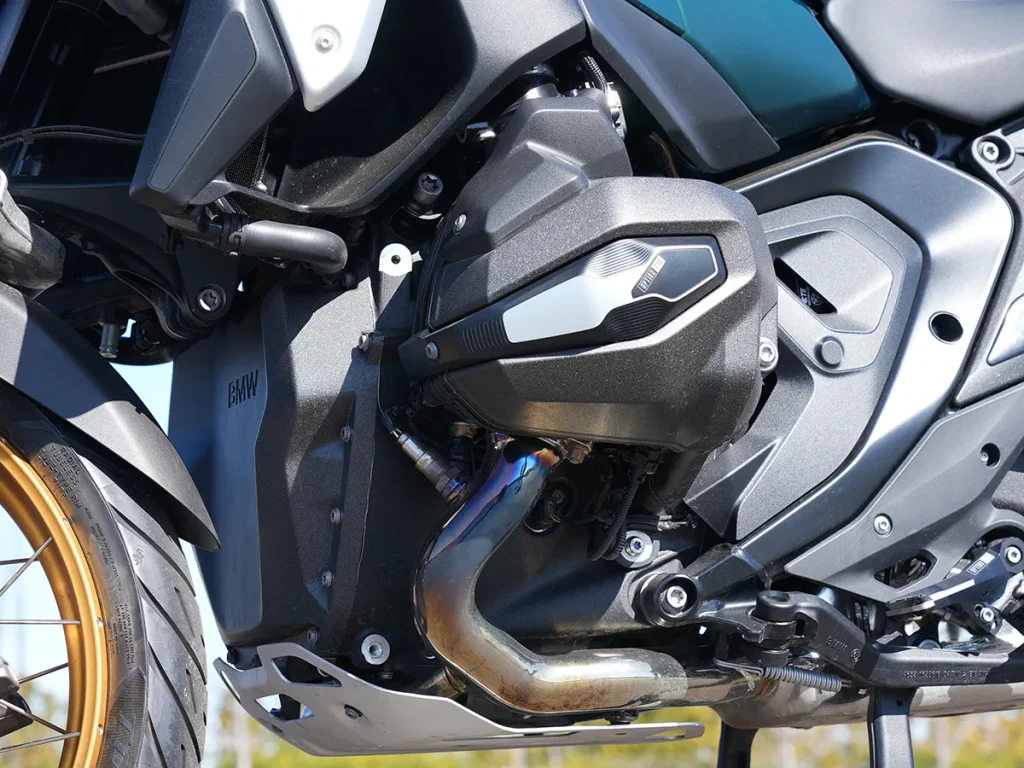 1300 R 系列的水平对卧引擎改为全平新设计。与过往车型最大的不同点在于将变速箱配置于引擎下方。