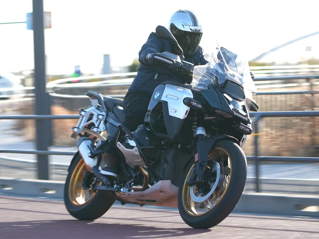 骑乘前曾担心是否难以驾驭，但跑起来后与 GS 一样轻快，让人想一口气骑到油箱见底。