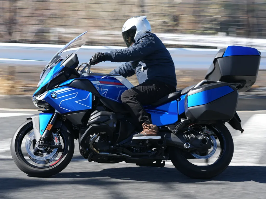 由于配备了 17 吋轮框与运动旅行胎，即便车重比 GS 系列更重，体感却更加轻快。此外，其防风性能堪称全系最强。