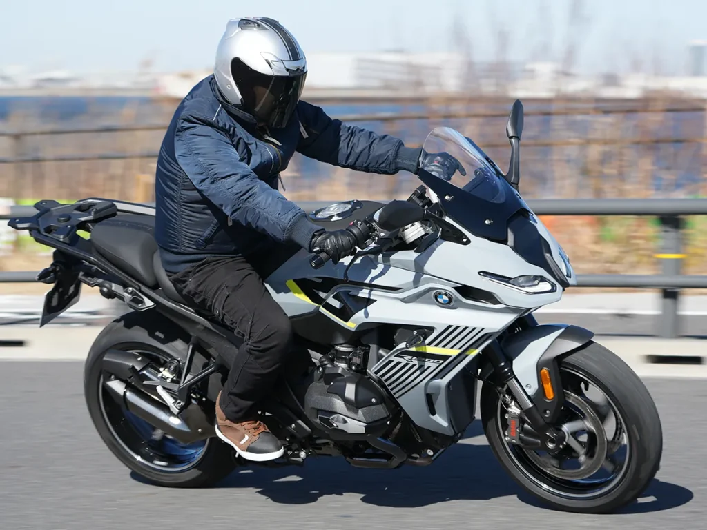 由于 R1300RS 的骑姿与底盘设定偏运动化，会让人想拉高引擎转速积极地换档。