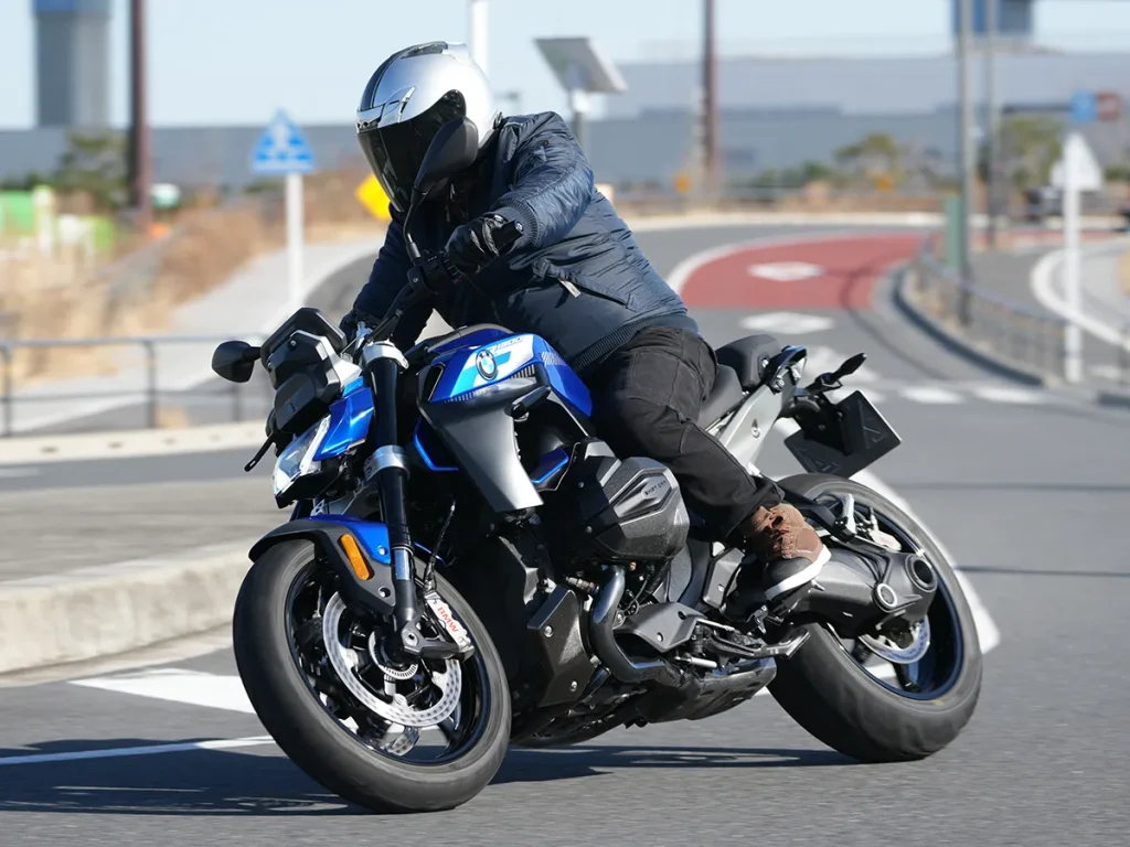 R系列中最轻量且转向灵敏的运动感车型，让人忍不住想多开油门。